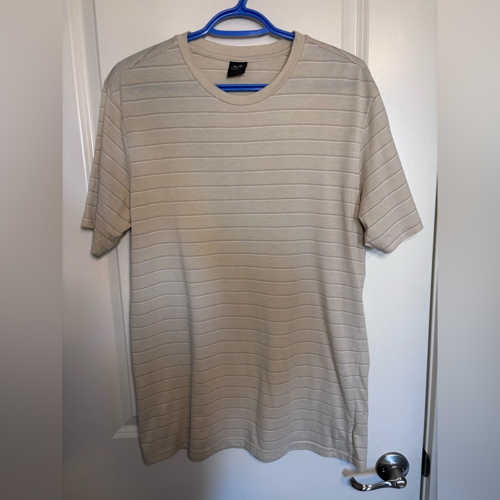 Oakley Men's Short-Sleeve Crew Neck Tee in Light Beige Stripe “regular fit”